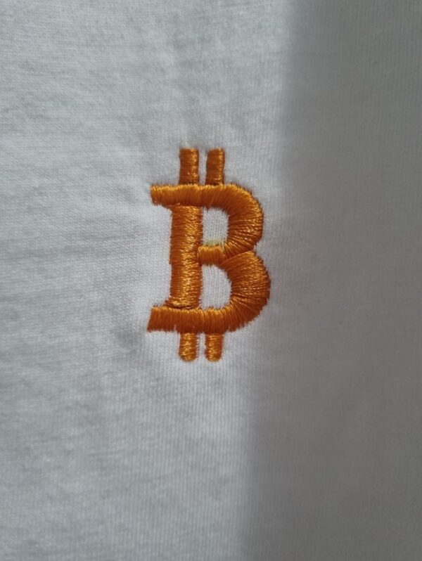 Camiseta ₿itcoin - Branca bordada - Image 2